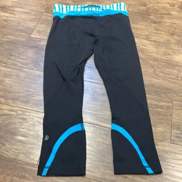 Lululemon capris blue and white waist band - Picture 6 of 9